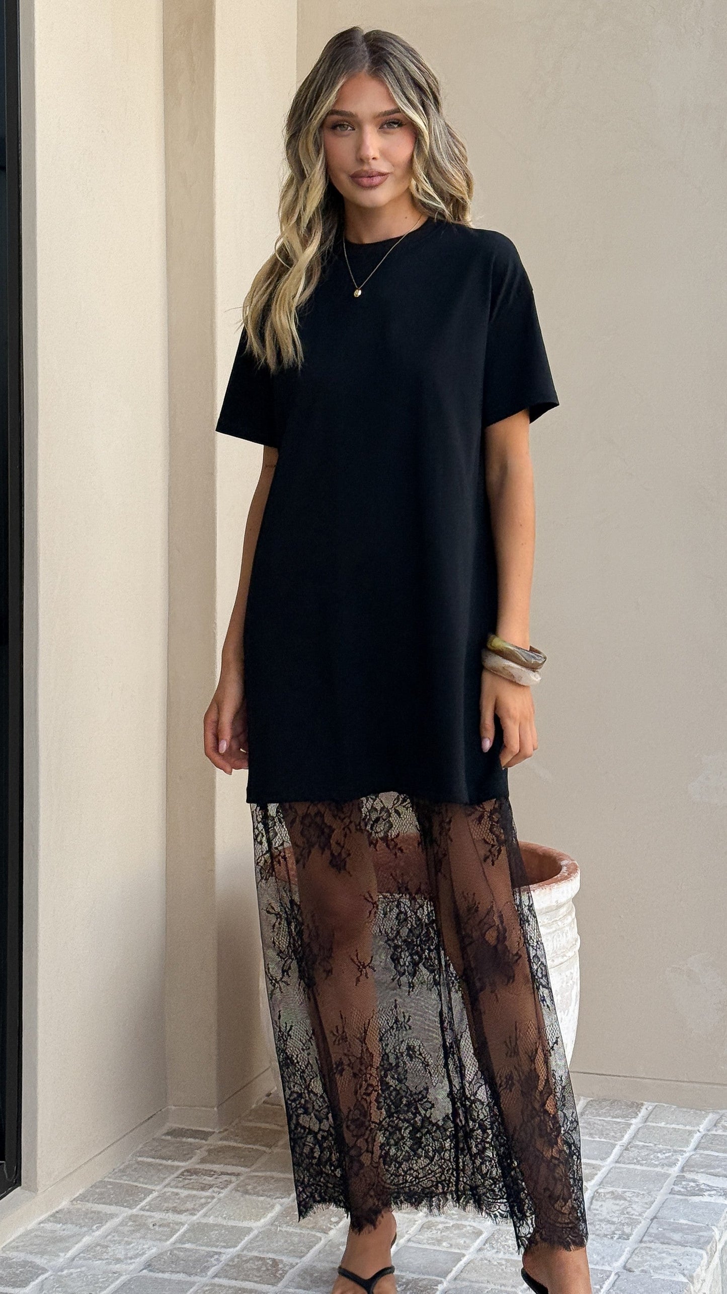 Vestido maxi tipo camiseta Adora – encaje negro