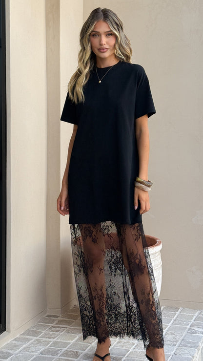 Vestido maxi tipo camiseta Adora – encaje negro