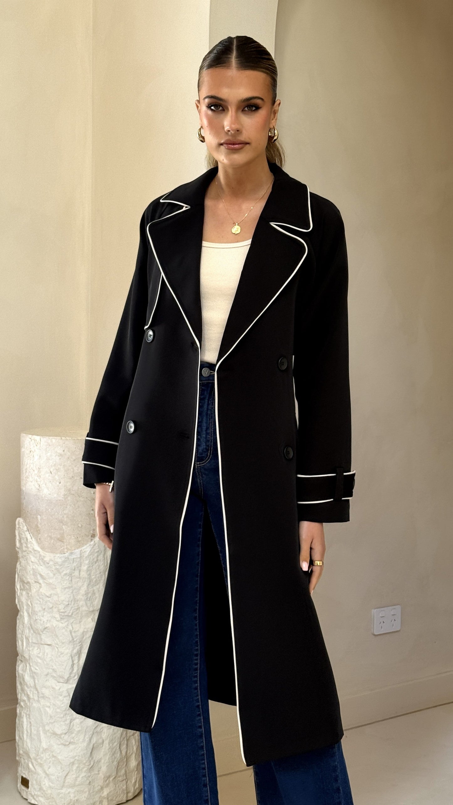 Gabardina Blanca – negro